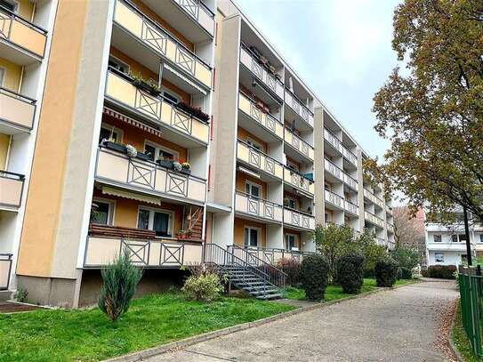 Frisch renovierte Familienwohnung im 1. OG mit Balkon!