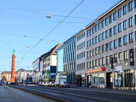 Moderne lichtdurchflutete Ladenfläche in der Innenstadt