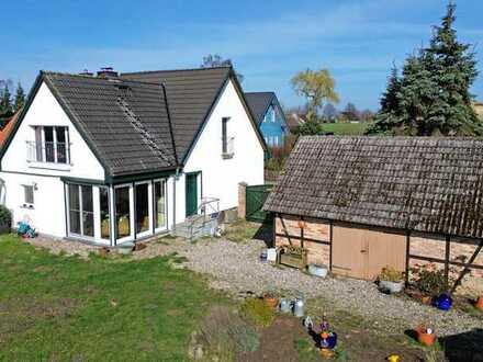 Idyllisches Wohnen auf dem Land: rustikale Doppelhaushälfte mit Garage, Scheune und großem Grundstüc