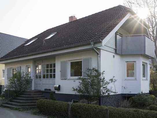 Lichtdurchflutetes, modernes Einfamilienhaus mit Garten in sehr schöner Lage