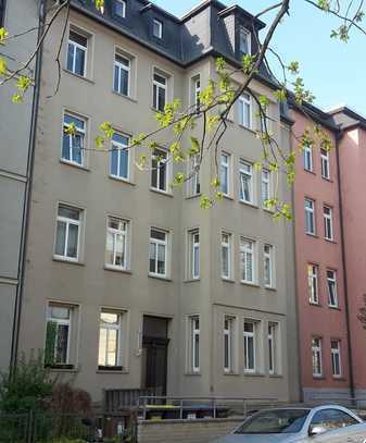 Schöne 2 Zi-DG-Wohnung mit Balkon, Laminat, sep. Küche und Wannenbad im Paulusviertel