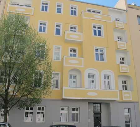 Sanierte Altbau Wohnung mit Balkon und EBK in Prenzlauer Berg