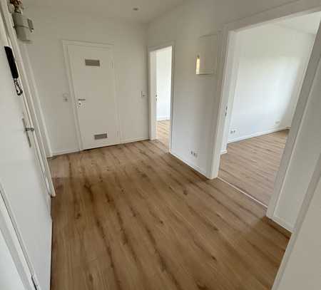 Frisch renovierte -WG-geeignete 4-Zimmer-Wohnung mit neuer Einbauküche nähe Rheinufer