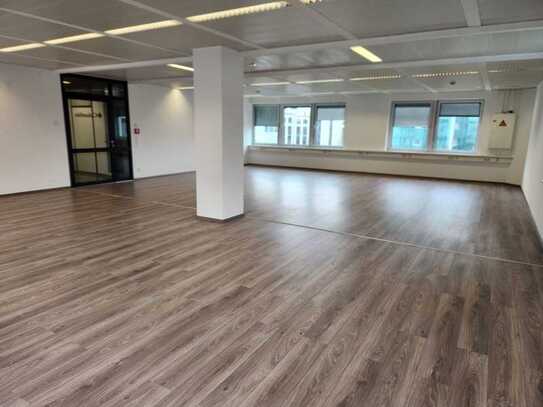 moderne Büro/Praxis mit flexibler Raumaufteilung u. PKW Stellplätzen in Eschborn