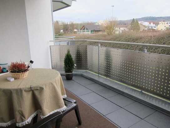 helle 2-Raum-Hochparterre-Wohnung mit Balkon, EBK und Carport