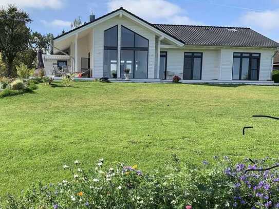 Außergewöhnliches Architektenhaus in wunderschöner Aussichtslage in Ostseenähe