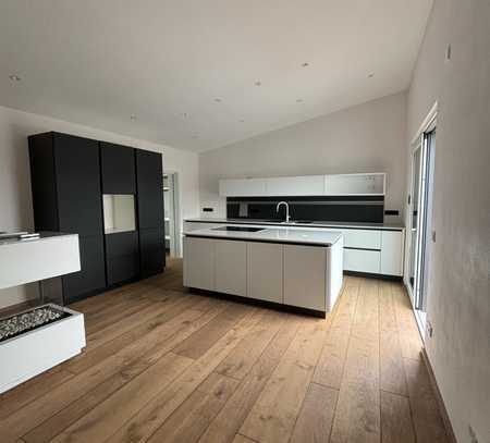 Stilvolle, neuwertige 2,5-Raum-Penthouse-Wohnung mit lux. Innenausstattung mit EBK in Ingolstadt