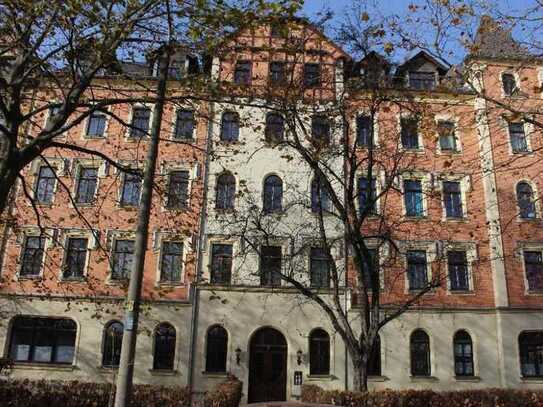 Gemütliche, ruhig zur Hofseite gelegene 2 Raum Wohnung mit Einbauküche und Balkon freut sich über...