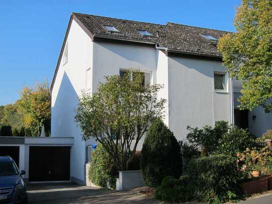 Außergewöhnliche Doppelhaushälfte mit Wintergarten + Kamin, am Waldrand in Friedrichsdorf-Dillingen