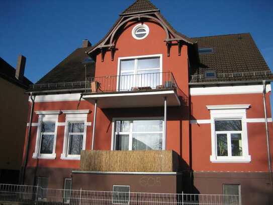 Hübsche und stilvolle Altbauwohnung mit Stuck, neuen Dielen und Balkon