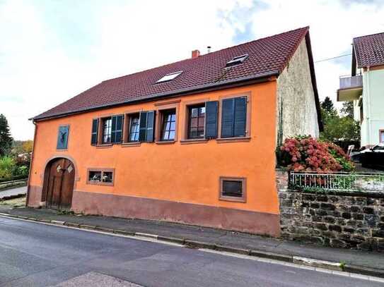 Freistehendes Bauernhaus / mit kleinem Garten / Garage
 Mandelbachtal OT