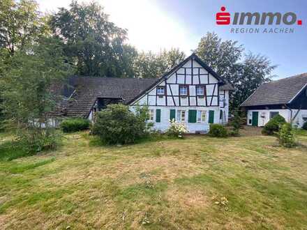 Historisches Baudenkmal mit Garage und Pferdestall auf idyllischem Grundstück in ruhiger Lage
