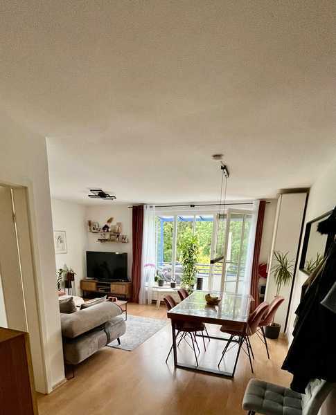 Schöne 2-Zimmer Wohnung mit Balkon und separater Küche im 2. OG