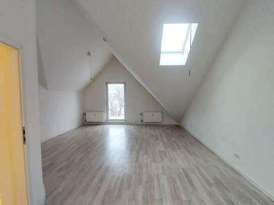 Traum-Dachgeschosswohnung nahe Schlossstraße – Jetzt mieten und 1,5 Nettokaltmieten sparen!