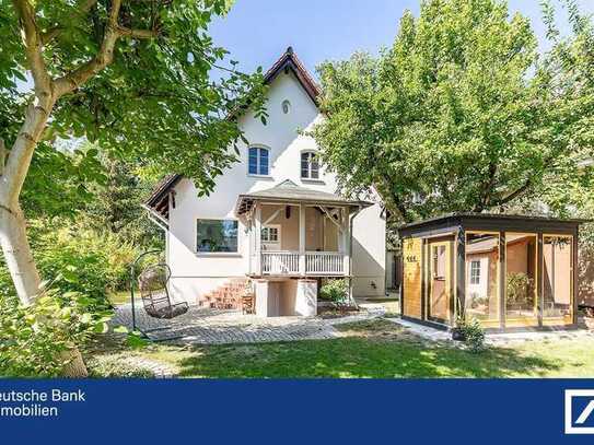 Zeitloses Wohnen in Berlin-Hessenwinkel: Modernisiertes Einfamilienhaus mit Sauna, Pool und Garten