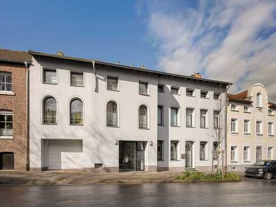 Einzigartiges Investment: Saniertes, historisches Kino mit Burgblick als Mehrfamilienhaus