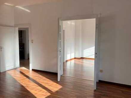 Helle, freundliche, renovierte 4-Zimmer-Altbau-Wohnung mit Tageslichtbad und 2 Balkonen