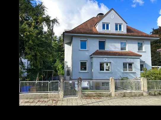 Villenhälfte direkt an der Schlossmauer in Nymphenburg