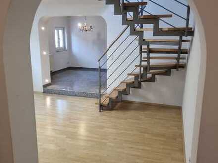 Geschmackvolle Maisonette-Wohnung mit vier Zimmern sowie Dachterrasse und EBK in Fürth