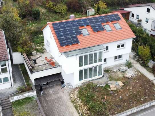 Moderne UG-Wohnung mit großem Wintergarten, Erstbezug nach energetischer Sanierung zu A+-Haus