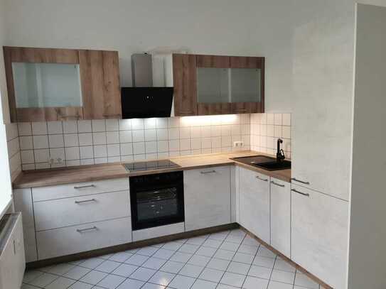 Ruhige 3 R.-Wohnung, gerade renoviert, neu eingebaute Küche, Laminat neu, Terrasse-viel Grün