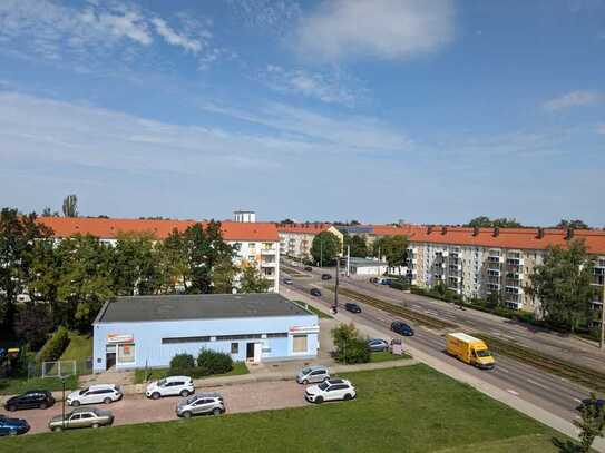 Kleiner Balkon und viel Platz für Wohnen und Arbeiten im Süden von Halle