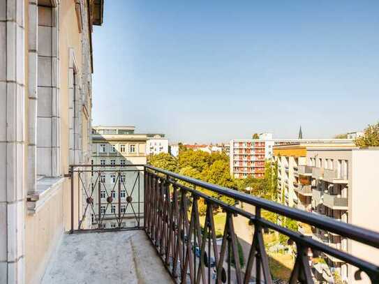 Zuckerbäckerpalast: 4 Zimmer mit Balkon im 5.OG