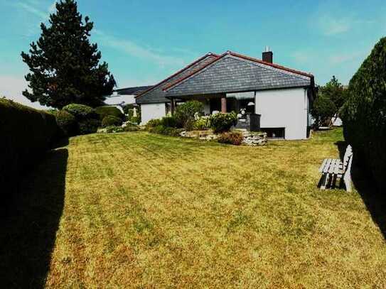 61267 Neu-Anspach, Bungalow in Traumlage, Wfl.ca.160m², 5Zi,EBK,2XTgl.-Bad, Grd. 737m², Doppelgarage