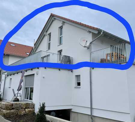 Neuwertige Wohnung mit drei Zimmern und Balkon in Ellwangen