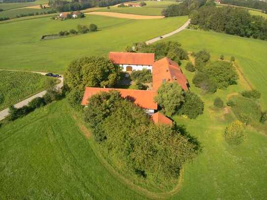 Historischer Dreiseithof mit Charm,
viel Grund und Gaststätten-Konzession
in Alleinlage in Schönbe