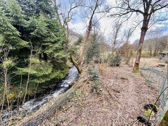 Idyllisches Anwesen direkt an einem Bach (mit Wasserrecht) mit Teich