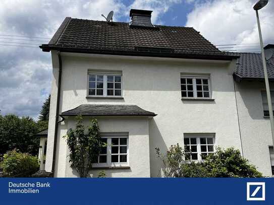 Eine Gartenoase mit einem charmanten Einfamilienhaus im Ortskern von Eitorf.
Herzlich Willkommen!