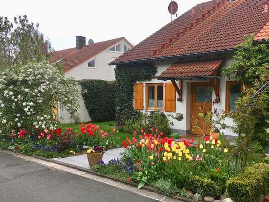 Idyllisch gelegene Doppelhaushälfte mit großem Garten und unverbauten Blick ins Grüne