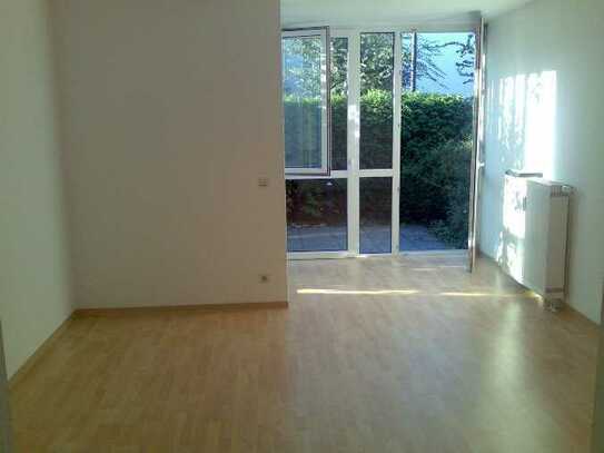 *** Tolle kleine Wohnung: Neubau mit Laminat und Terrasse und Bad mit Wanne und TG-Platz ***