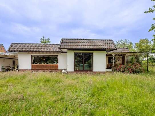 Traumhafte Lage! Gepflegter Bungalow auf großem Wassergrundstück