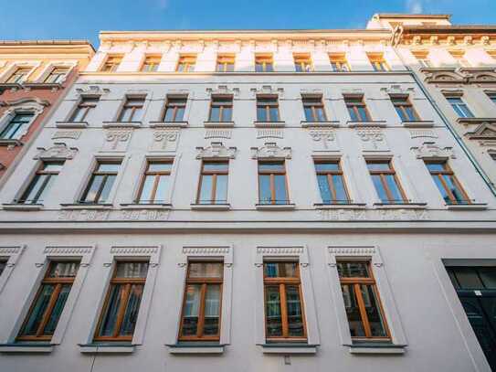 Außen Gründerzeit & Innen Neubau I Single-Apartment I Einbauküche I modernes Tageslichtbad mit Wanne