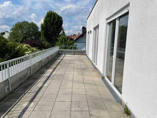 **Lichtdurchflutete Wohnung mit riesiger Dachterrasse**