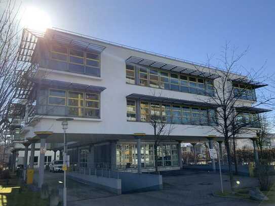 Zeitgemäßes Bürogebäude: Innovatives Design mit Glas & Stahl