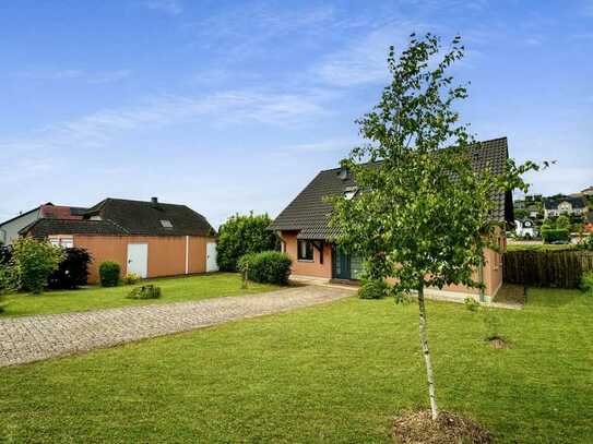 Freistehendes Einfamilienhaus mit Garagen zu verkaufen in Wincheringen