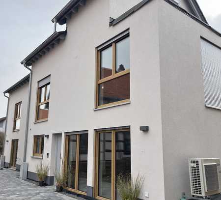 Stadthaus freundliche und neuwertige 4-Zimmer-Doppelhaushälfte mit Balkon und Terrasse