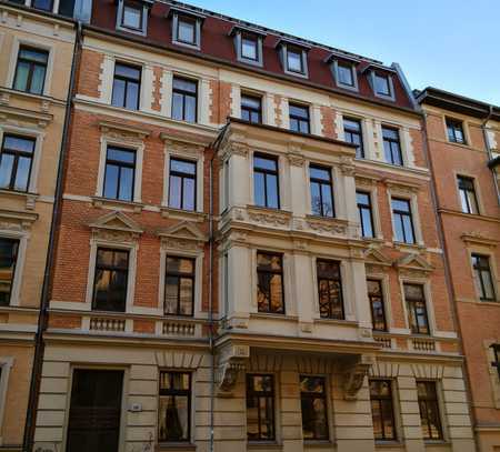 Geräumige Dachgeschosswohnung in beliebter Lage von Halle, Einbauküche möglich!