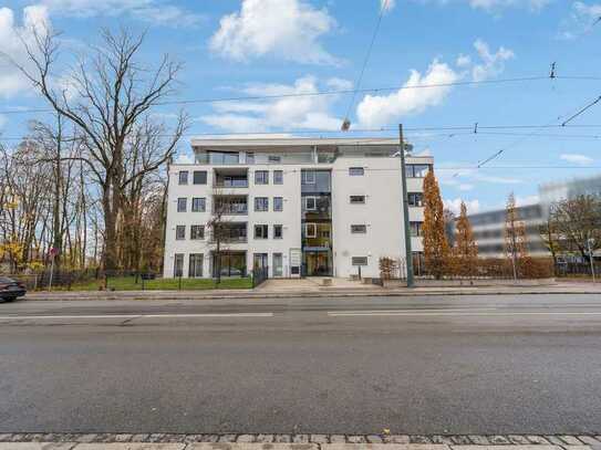 Geschmackvolle, neuwertige 2-Raum-Wohnung mit geh. Innenausstattung mit Balkon und EBK in Augsburg