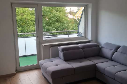 Modernisierte 2-Raum-Wohnung mit Balkon und Einbauküche in München-Am Hart