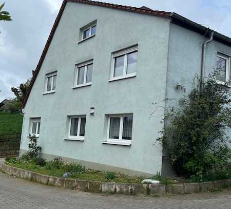 Haus auf dem Land mit Stallgebäude Pferde oder Kühe