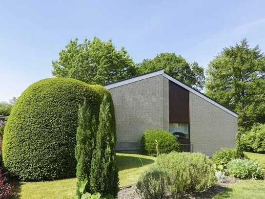 Ruhige Lage am Naturschutzgebiet: Gepflegtes Architektenhaus mit Garage