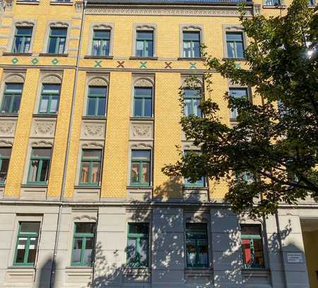 Wohnung mit Balkon und Parkett - Grüner Innenhof mit Bachlauf