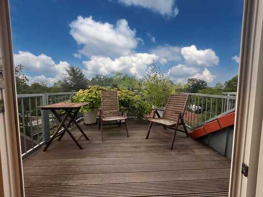 Helle Maisonette-Wohnung mit Dachterrasse und Küche am Tiergarten in Hannover-Kirchrode