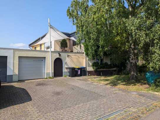 Zweifamilienhaus mit Nebengebäuden und großem Garten in 53117 Bonn-Auerberg