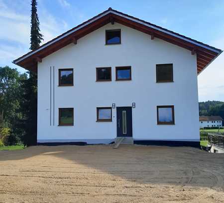 Erstbezug mit Balkon: Ansprechende 3-Zimmer-EG-Wohnung in Zeilarn