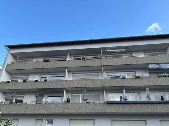 1-Zimmer-Apartment mit kleiner Singleküche und Balkon